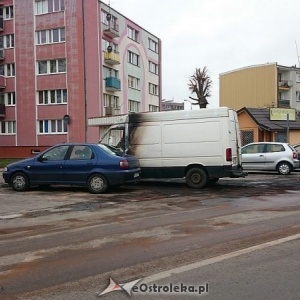 Pożar dostawczego busa w centrum Ostrołęki [ZDJĘCIA]