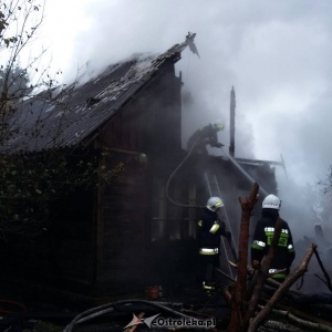Doszczętnie spłonął drewniany dom w Pełtach [ZDJĘCIA]