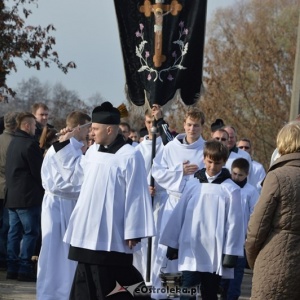 Święto Zmarłych. Procesja na cmentarzu parafialnym w Ostrołęce [ZDJĘCIA]