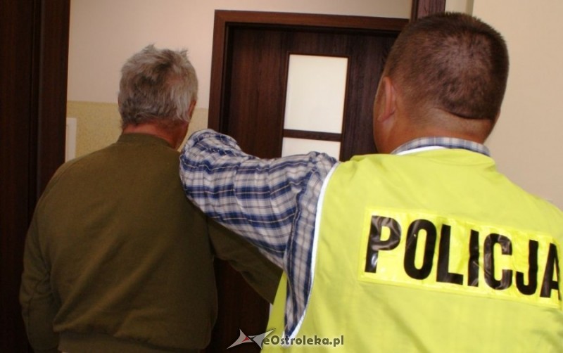 Pijany 66-latek najprawdopodobniej z zemsty podpalił drzwi do mieszkania/ fot. KMP w Ostrołęce