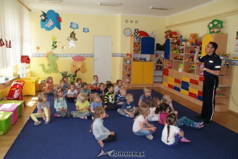W profilaktycznej pogadance z policjantem udział wzięli przedszkolaki z Krainy Misiów, fot. KMP w Ostrołęce
