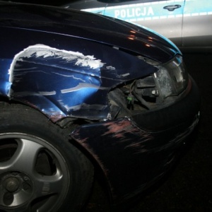 Rzekuń: Pijany kierowca &#8222;driftując&#8221; potrącił pijanego pieszego [ZDJĘCIA]