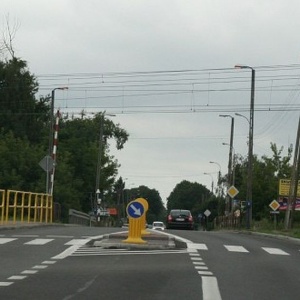 To nie był żart. Znaki STOP na dobre znikają z przejazdów kolejowych w Ostrołęce