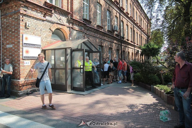 Wejścia do biur Story Enso gdzie trwają negocjacje ze związkami zawodowymi pilnują pracownicy ochrony, fot. eOstrołęka.pl