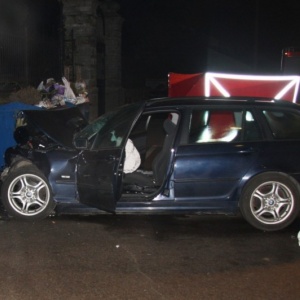 Śmiertelny wypadek: Kierowca BMW uderzył w mur cmentarza. Nie żyje 35-letni pasażer