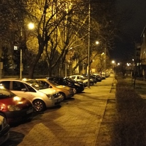 Ostrołęka: Wandale zniszczyli i okradli 19 aut na osiedlu Sienkiewicza [ZDJĘCIA]