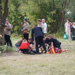 Wypadek podczas inscenizacji w Rzekuniu. Rekonstruktor wpadł pod konia [ZDJĘCIA]