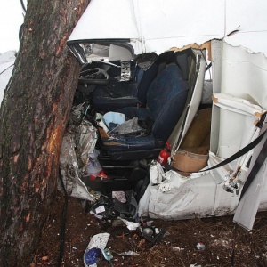 Wypadek w Drążdżewie: 24-latek uderzył dostawczym fiatem w drzewo [ZDJĘCIA]