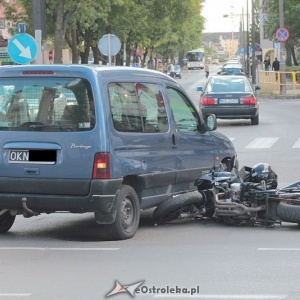 Ostrołęka: Wypadek na skrzyżowaniu Goworowskiej i Kopernika. Ranny motocyklista trafił do szpitala [ZDJĘCIA]