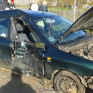 Wypadek w Grodzisku: Kierowca osobówki roztrzaskał się na drzewie [ZDJĘCIA]