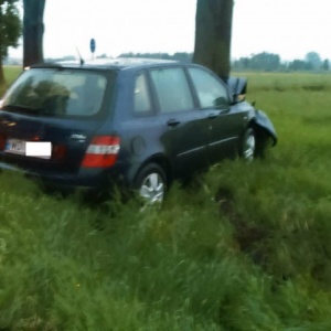 Grodzisk Duży: 18-latek w stilo rozbił się na drzewie [ZDJĘCIA]