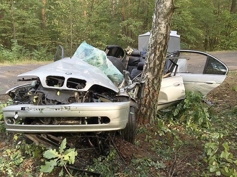 Kierujący tym bmw 25-latek był pijany. W wyniku wypadku poszkodowane zostały trzy osoby, fot. KMP w Ostrołęce