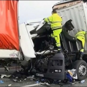 Groźny wypadek na czeskiej autostradzie D1. Ranny kierowca ciężarówki z powiatu ostrołęckiego [WIDEO]