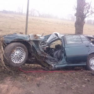 Myszyniec: BMW uderzyło w drzewo. Na liczniku było ponad 210 km/h. Z wraku wypadł silnik [ZDJĘCIA]