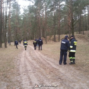 Policjanci i strażacy z Ostrołęki odnaleźli w lesie zaginioną nastolatkę. Dziewczyna była nieprzytomna