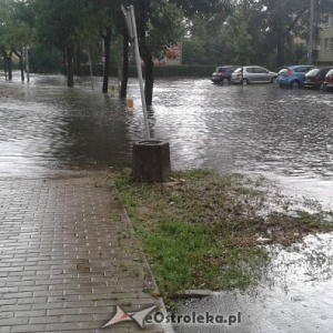 Potężna ulewa w Ostrołęce! Rwące potoki na ulicach [WIDEO, ZDJĘCIA]