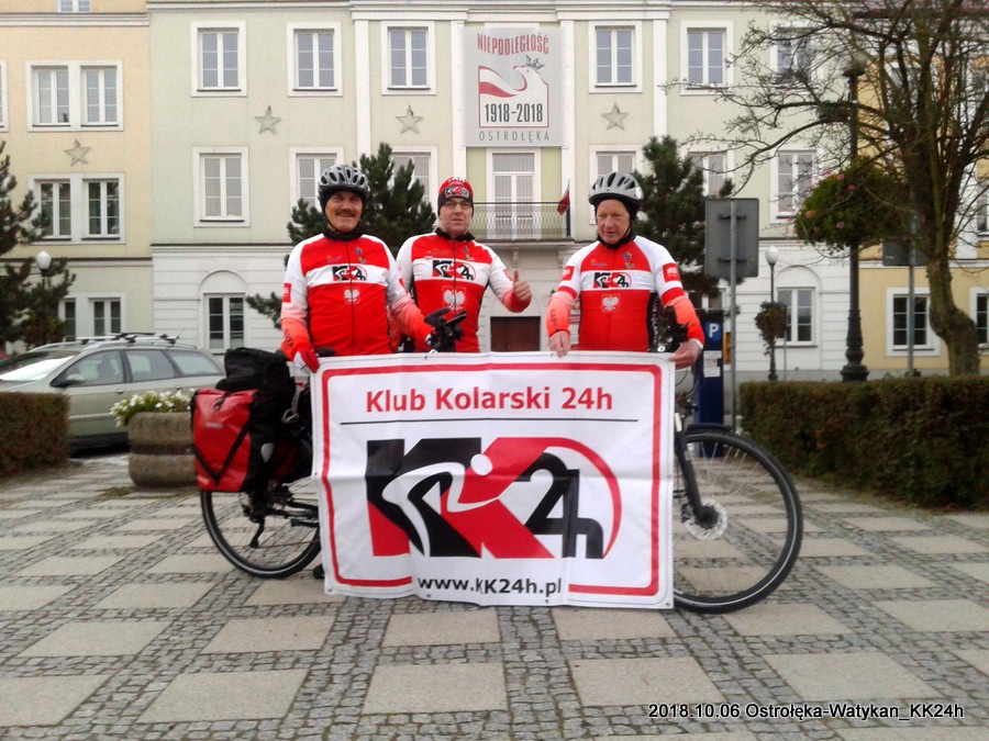 Andrzej Truszkowski i Zdzisław Piotorowski z prezesem Klubu Kolarskiego 24h Markiem Karczewskim