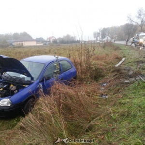 Wypadek w Czarnowcu: 20-latka kierująca oplem wjechała w betonowy słup [ZDJĘCIA]