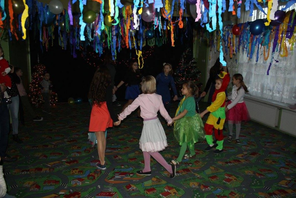 Dzieci ze szkoły w Rżańcu świetnie bawiły się na balu karnawałowym. Wszyscy mają nadzieję, że to nie ostatni taki bal w tej szkole (fot. ZS SIGiE)