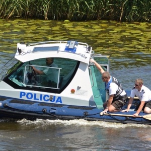 Zderzenie skuterów wodnych na zalewie. Tonących mężczyzn uratowali policyjni &#8222;wodniacy&#8221;