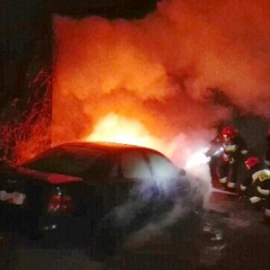 Ciechanów: Ewakuacja mieszkańców Willowej po pożarze samochodu