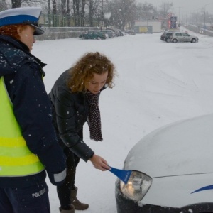 Odśnieżanie samochodu to obowiązek kierowcy