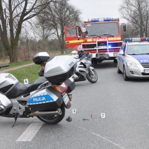Pijany staranował policjanta jadącego motocyklem i uciekł