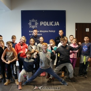 Uczniowie z &#8222;dwójki&#8221; odwiedzili ostrołęckich policjantów [ZDJĘCIA]