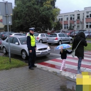 Uwaga na przejściach dla pieszych. Trwa policyjna akcja &#8222;Bezpieczna droga do szkoły&#8221;