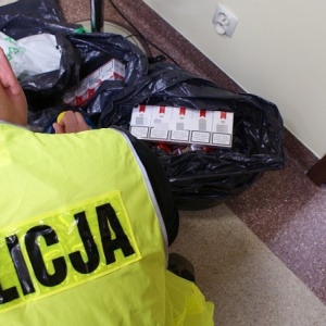 Policjanci z Ostrołęki zabezpieczyli nielegalne papierosy i alkohol [ZDJĘCIA]