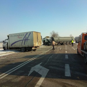Zderzenie dwóch ciężarówek w Tyszkach Nadborach. Jedna osoba trafiła do szpitala