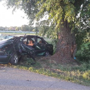 Poważny wypadek pod Grodziskiem. Trzy młode osoby trafiły do szpitala [ZDJĘCIA]