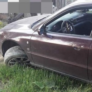 Pijany kierowca wjechał na posesje i uderzył w studnie. Cudem nie doszło do tragedii