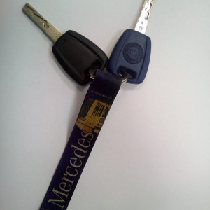 Zgubiono kluczyki od fiata na smyczy z logo mercedesa