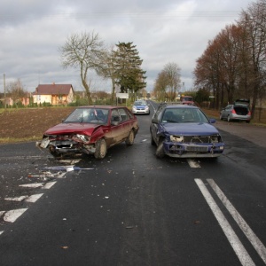 Wypadek. Zderzenie golfa z polonezem. Poszkodowana ciężarna kobieta