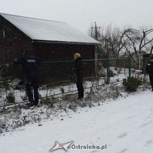 Kompletnie pijany leżał na torach kolejowych. Uratowali go policjanci