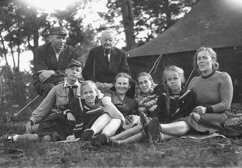 Józef Psarski (w środku) na obozie harcerskim po drugiej wojnie światowej