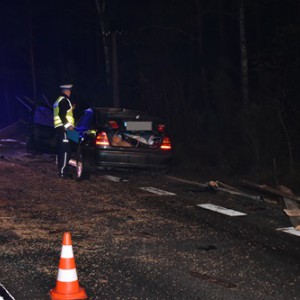 Osobówka wbiła się w nieoświetloną przyczepę 