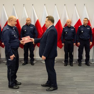 Wyróżnienia dla policjantów z Ostrołęki i Czerwina, którzy uratowali 3-letnią Amelkę i jej mamę [ZDJĘCIA]
