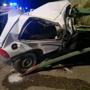 Bagienice: Opel corsa wbił się pod naczepę z belami siana [ZDJĘCIA]