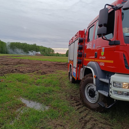 O włos od tragedii. Maszyna rolnicza zahaczyła o niewybuch. Pocisk zaczął dymić!