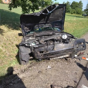 Wypadek w Dylewie. Ranne trzy osoby, sprawca porzucił auto i uciekł [ZDJĘCIA]