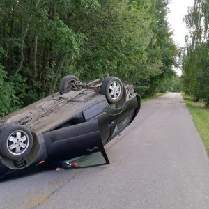 Wypadek w Ramionach. Pijany sprawca uciekł zostawiając rozbity samochód na środku drogi