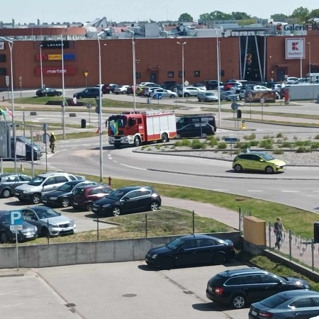Niebezpieczny wyciek oleju na rondzie w Ostrołęce – szybka interwencja służb zapobiegła zagrożeniu [ZDJĘCIA]