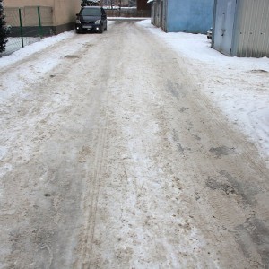 Tak się jeździ do przedszkola! Radny apeluje o budowę tej drogi