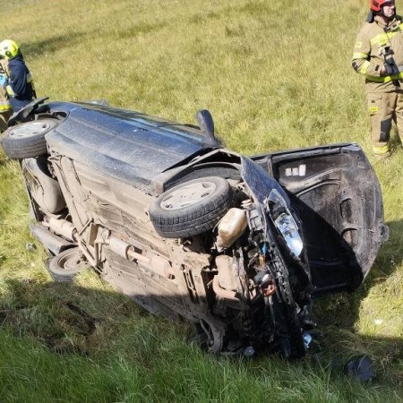 Wypadek na DK53: samochód wpadł do rowu [ZDJĘCIA]