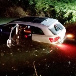 Wypadek w pobliżu Przytuł. Audi wpadło do stawu [FOTO]