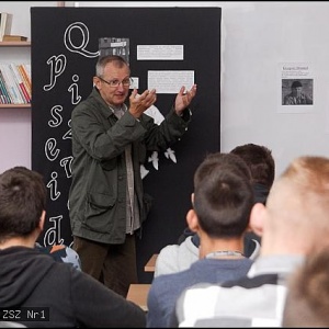 Lekcja literacka z Grzegorzem Strumykiem w ZSZ nr 1 w Ostrołęce [ZDJĘCIA]