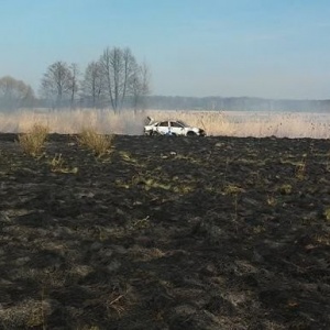 Prima Aprillis nad Wieprzem. Chciał wysuszyć ubranie, spalił... swój samochód