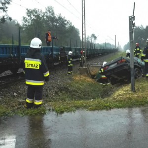 Gierwaty: Osobówka wjechała pod pociąg. Są ranni [AKTUALIZACJA]